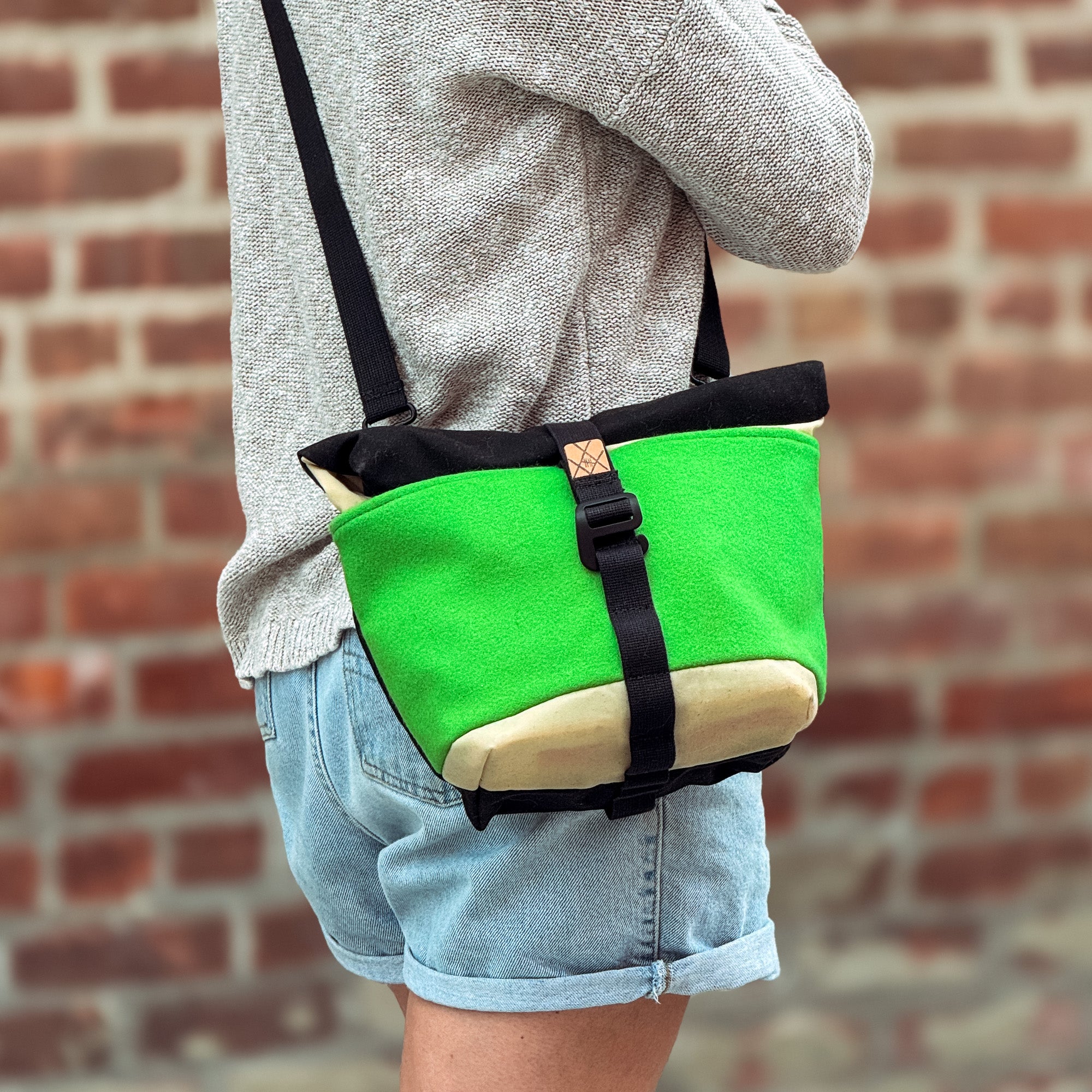 Bulldog Front Sack (Natural/Bright Green/Black)