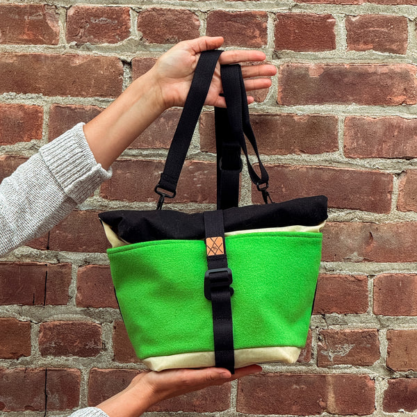 Bulldog Front Sack (Natural/Bright Green/Black)