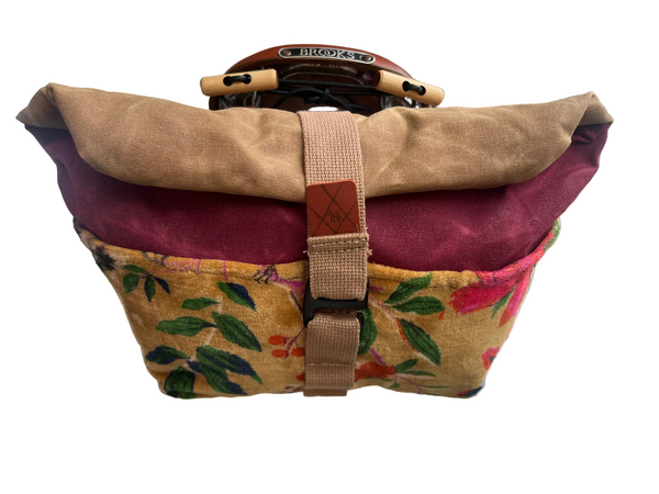Fanny pack mounted on bike